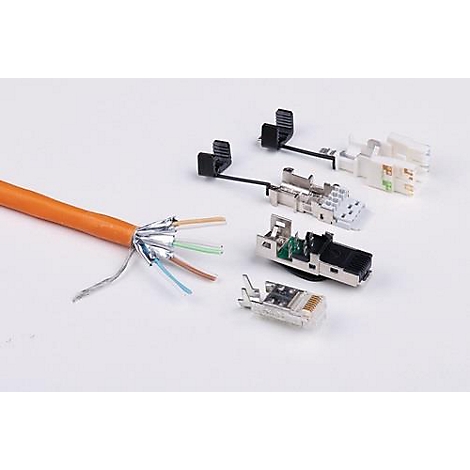 Un câble réseau orange et divers connecteurs réseau sur fond blanc.