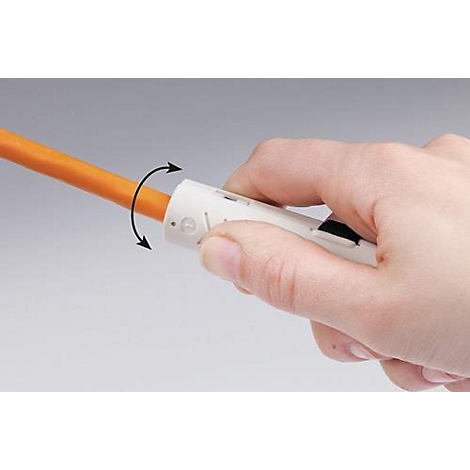 Une main tient un outil blanc qui tourne autour d'un câble orange. Des flèches indiquent le sens de rotation.