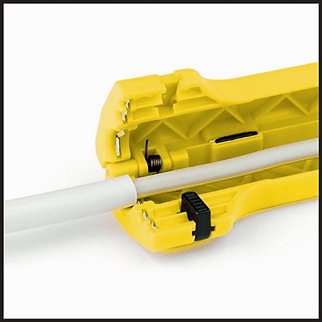 Outil jaune pour dénuder les fils, dans lequel est inséré un câble blanc. L'appareil est ouvert.