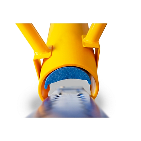 Gros plan d'une pièce métallique jaune avec un rembourrage bleu reposant sur une barre métallique bleue.