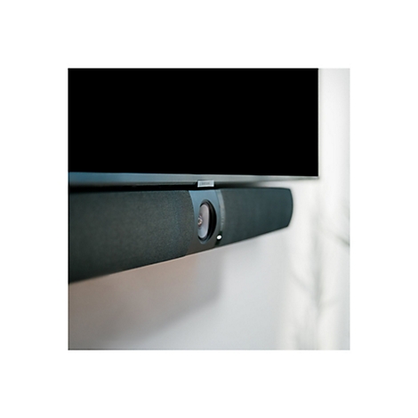 Ein schwarzer Soundbar unter einem schwarzen Fernseher, vor einer weißen Wand. Der Soundbar ist detailreich.