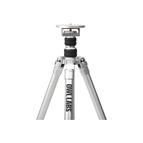 Silbernes Kamerastativ vor weißem Hintergrund. Der Ständer hat drei Beine, ein Oberteil mit Stellschraube und den Schriftzug "OWL LABS".