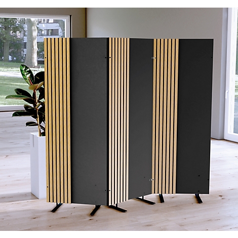 Scheidingswand van zwart materiaal met verticale houten lamellen, staat voor een raam.