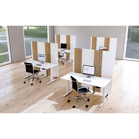 Verschillende witte bureaus met zwarte bureaustoelen, gescheiden door scheidingswanden met houten lamellen. Ramen op de achtergrond.