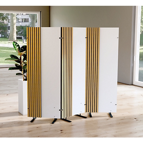 Room divider met witte en houten panelen. Daarvoor een bloempot met groene bladeren. De vloer is houtkleurig.