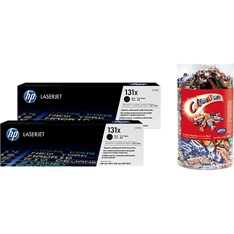 Deux cartouches de toner HP LaserJet noires et un paquet de chocolats Celebrations.