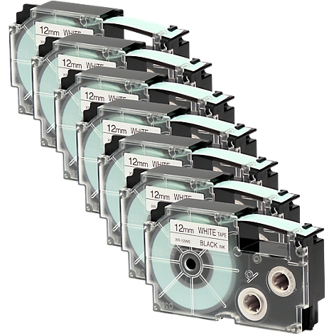 Gros plan montrant plusieurs rouleaux d'étiquettes avec du texte blanc sur fond noir. Chaque rouleau indique "12mm WHITE TAPE".