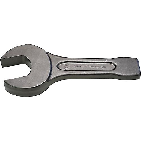 Een zware, grijze moersleutel tegen een witte achtergrond. De moersleutel heeft een brede, open kop en een lange steel.