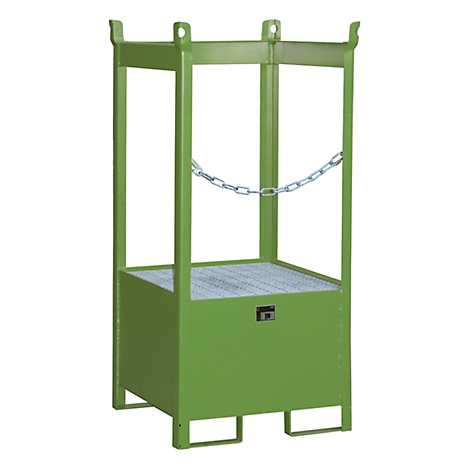 Contenedor de metal verde, rectangular, con una cadena. Cuatro soportes en la parte superior. El contenedor se apoya en cuatro patas.