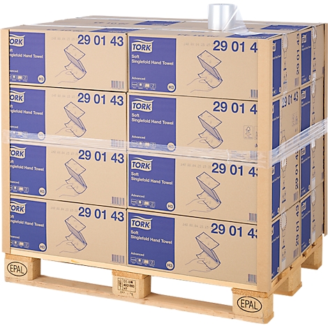 Ein Palettenstapel mit Papiertüchern der Marke Tork, in Kartons verpackt und mit Folie umwickelt.