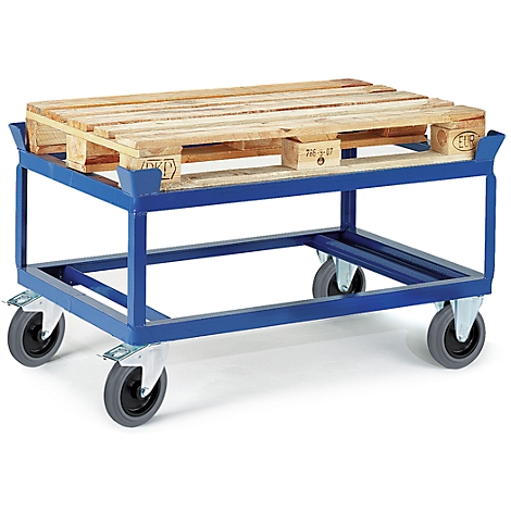 Blauer Rollwagen mit Holzpalette. Die Palette liegt auf einer Metallkonstruktion mit vier Rädern.
