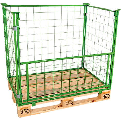 Grüner Gitterboxbehälter auf einer Holzpalette. Die Palette ist braun, das Gitter ist grün und quadratisch.