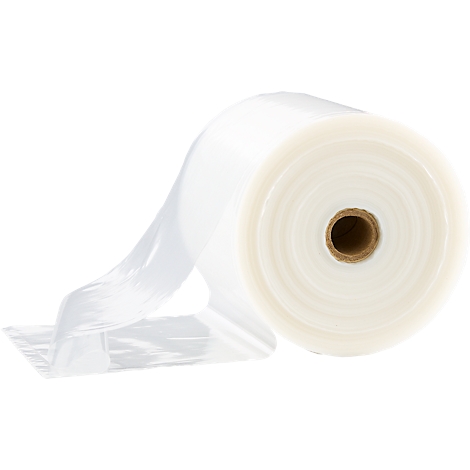 Rol transparante plastic folie, uitgespreid op witte ondergrond. De kern van de rol is bruin.