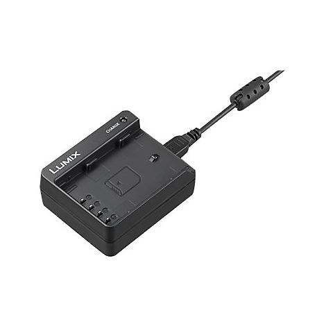 Schwarzes Ladegerät für Kamera-Akku, LUMIX Schriftzug, Ladekabel. Oben Beschriftung CHARGE.