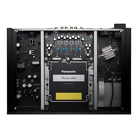 Vue détaillée de l'intérieur d'un appareil électronique noir. Divers circuits imprimés, condensateurs, puces et le logo Panasonic sont visibles à l'intérieur.