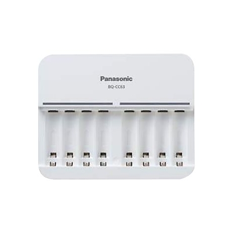 Weißes Panasonic BQ-CC63 Batterieladegerät für acht Akkus vor neutralem Hintergrund.