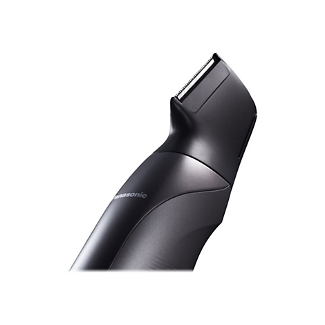 Gros plan sur une tondeuse à barbe noire. La lame, la tête et une partie du manche sont visibles. Le mot "Panasonic" est suggéré.