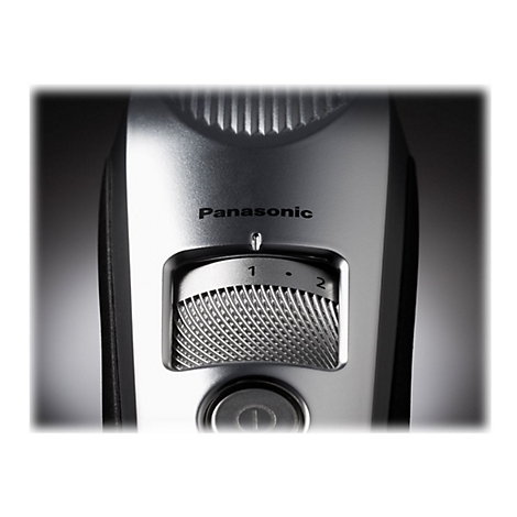 Gros plan sur une tondeuse à barbe Panasonic argentée. Le nom de la marque est visible sur l'appareil, avec les réglages 1 et 2.