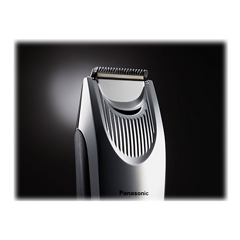 Gros plan sur une tondeuse à barbe Panasonic argentée. La tête de rasage et l'avant sont détaillés et réfléchissent la lumière.