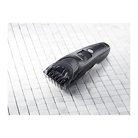 Schwarzer Bartschneider von Panasonic auf weißem Kachelhintergrund. Sichtbar sind Einstellräder und der Aufsatz.