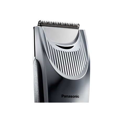 Nahaufnahme des Scherkopfes eines silbernen Panasonic Haarschneiders vor weißem Hintergrund.