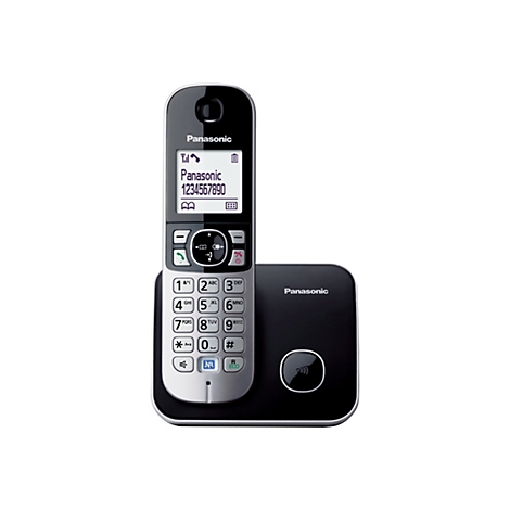 Schwarzes Panasonic-Festnetztelefon mit silberner Tastatur auf der Basisstation vor weißem Hintergrund.