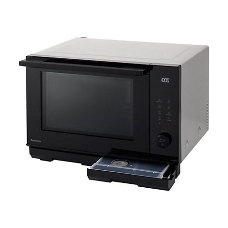 Silberne Panasonic Mikrowelle mit schwarzer Front und ausgezogenem Wassertank vor weißem Hintergrund.