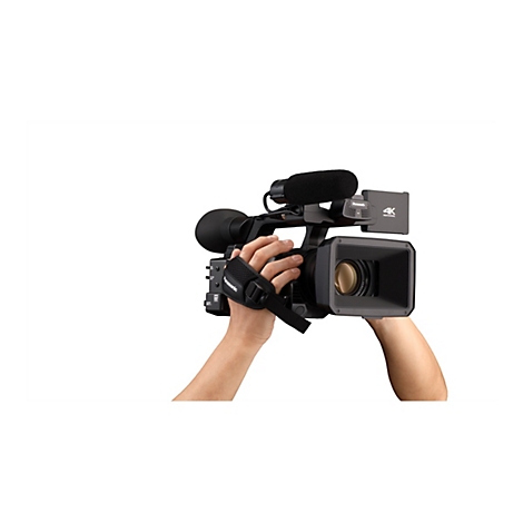 Eine schwarze Profi-Videokamera wird von zwei Händen gehalten. Auf der Kamera befinden sich ein Mikrofon, ein Bildschirm mit der Aufschrift 4K Professional und ein Objektiv mit der Aufschrift 76 mm 1:2,8-4,5.