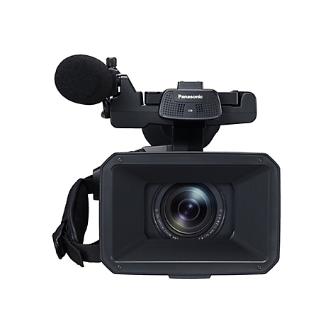 Frontansicht einer schwarzen Panasonic Videokamera mit großem Objektiv und aufgesetztem Mikrofon vor weißem Hintergrund.