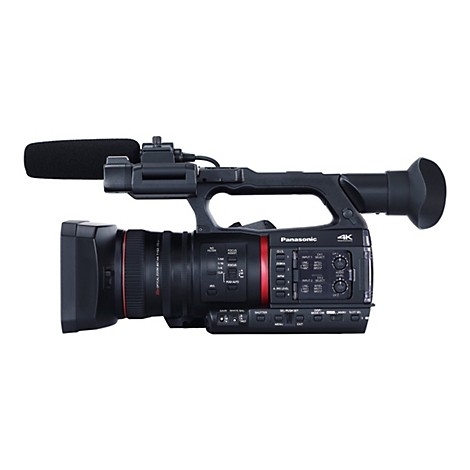 Schwarze Panasonic 4K Profi-Videokamera mit Mikrofon, seitliche Ansicht vor weißem Hintergrund.
