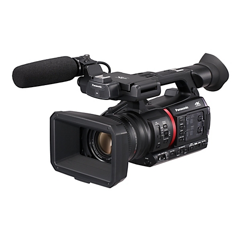 Schwarzer Panasonic 4K Profi-Camcorder mit aufgesetztem Richtmikrofon vor weißem Hintergrund.