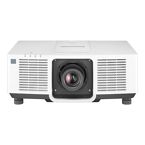 Weißer Panasonic-Projektor in Frontansicht mit zentralem Objektiv und Lüftungsschlitzen vor weißem Hintergrund.