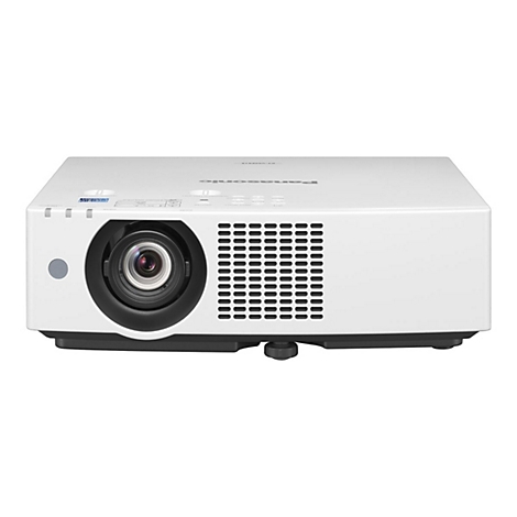 Weißer Panasonic-Projektor von vorne mit zentralem Objektiv, Lüftungsgitter und Bedienelementen oben.