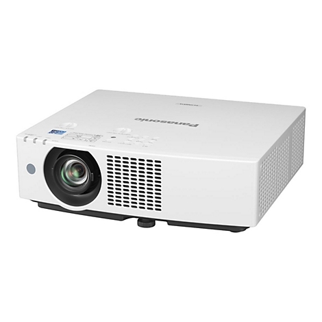 Weißer Panasonic Beamer PT-VMZ51S in perspektivischer Ansicht vor weißem Hintergrund.