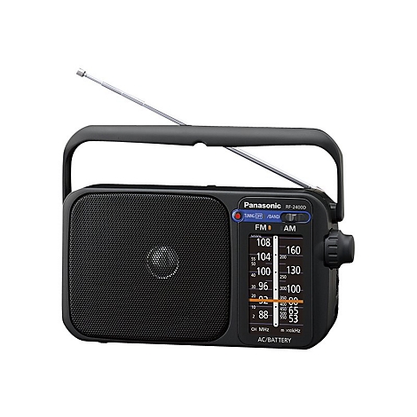 Schwarzes Panasonic-Radio mit ausziehbarer Antenne und Tragegriff. Auf dem Display sind Frequenzen von FM und AM zu sehen.
