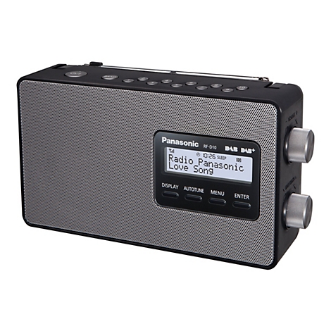 Ein schwarzes Radio von Panasonic mit silberfarbenem Lautsprechergitter und Display. Auf dem Display steht Radio Panasonic Love Song.