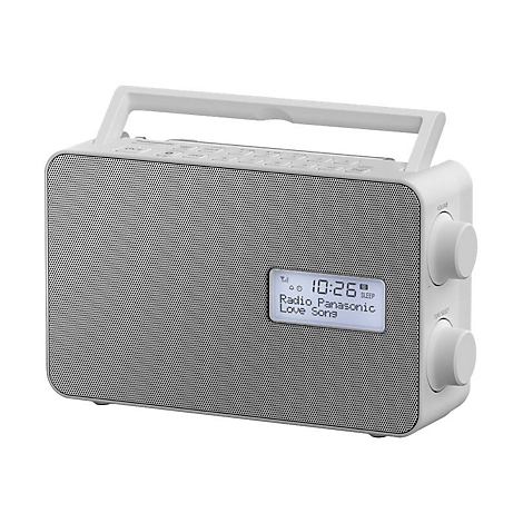 Weißes Radio mit Griff und Display. Auf dem Display steht „10:26“ und „Radio Panasonic Love Song“.