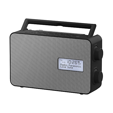 Ein silbernes Radio mit schwarzem Griff und Knöpfen, das Uhrzeit und Sender anzeigt.