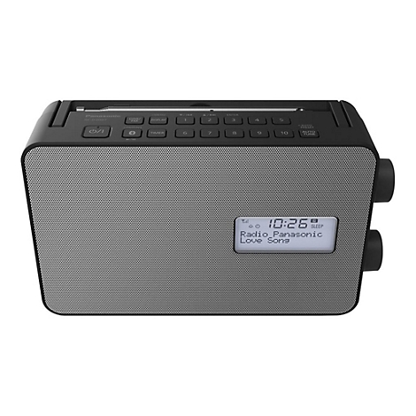 Une radio Panasonic noire avec une grille de haut-parleur argentée. L'écran affiche l'heure 10:26 et la station de radio "Radio Panasonic Love Song".