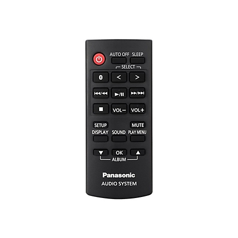 Schwarze Fernbedienung mit Tasten für Audiofunktionen. Oben rechts: roter Ein-Aus-Knopf. Unten: Logo und Schriftzug Panasonic Audio System.