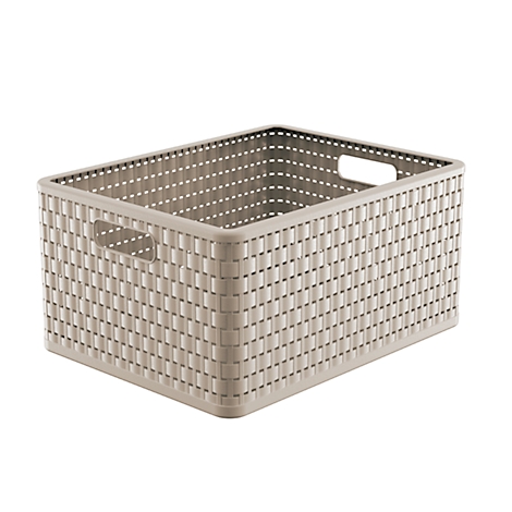 Panier beige de forme rectangulaire avec poignées. La surface présente un motif tressé. Sur fond clair.