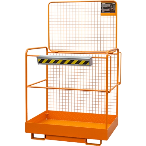 Plate-forme élévatrice orange, avec grille et barre d'avertissement, sur fond blanc.