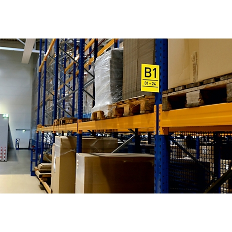 Un cadre rectangulaire blanc avec un support argenté, fixé à un mur blanc. Le cadre est légèrement incliné.