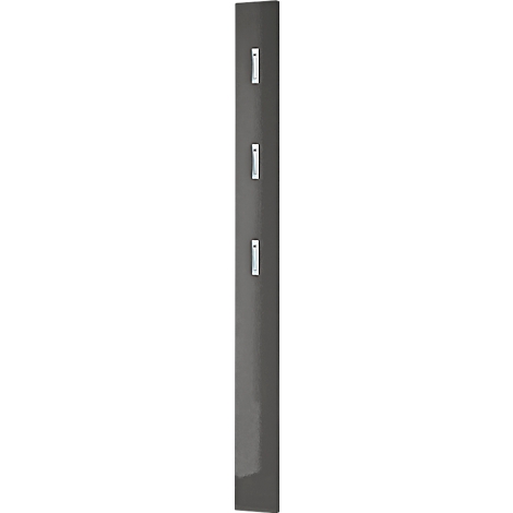 Porte grise avec trois boutons carrés.