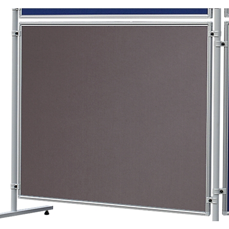 Tableau d'affichage en tissu gris sur roulettes. Cadre argenté, dessus bleu. Un mur qui sert de protection.
