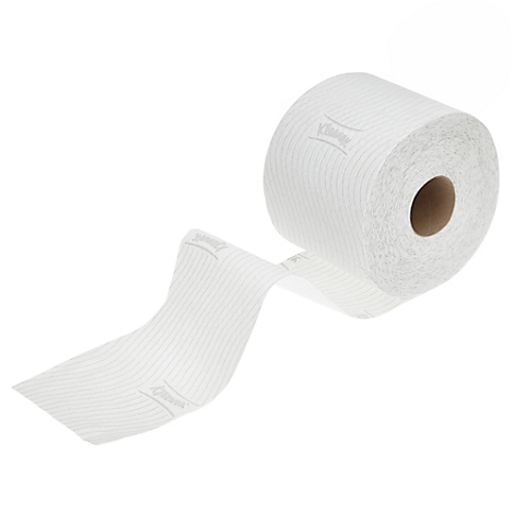 Primer plano de un rollo de papel higiénico blanco del que se saca papel. El logotipo de Kleenex es visible.