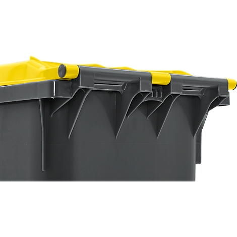 Primer plano de un cubo de basura gris con tapa amarilla. El detalle muestra bordes y soportes.