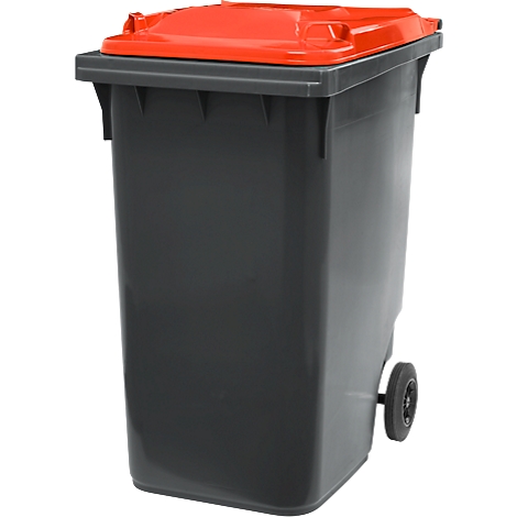 Contenedor de basura gris con tapa roja y ruedas. Está de pie.
