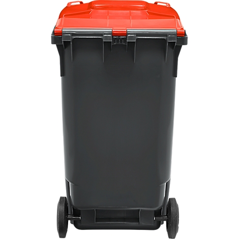 Contenedor de basura gris con tapa roja. Dos ruedas y un asa.