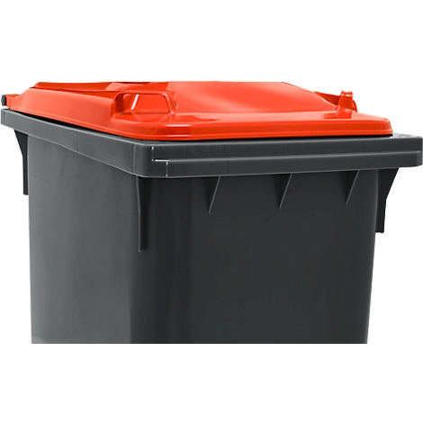 Contenedor de basura negro con tapa roja. El contenedor rectangular está sobre un fondo blanco.